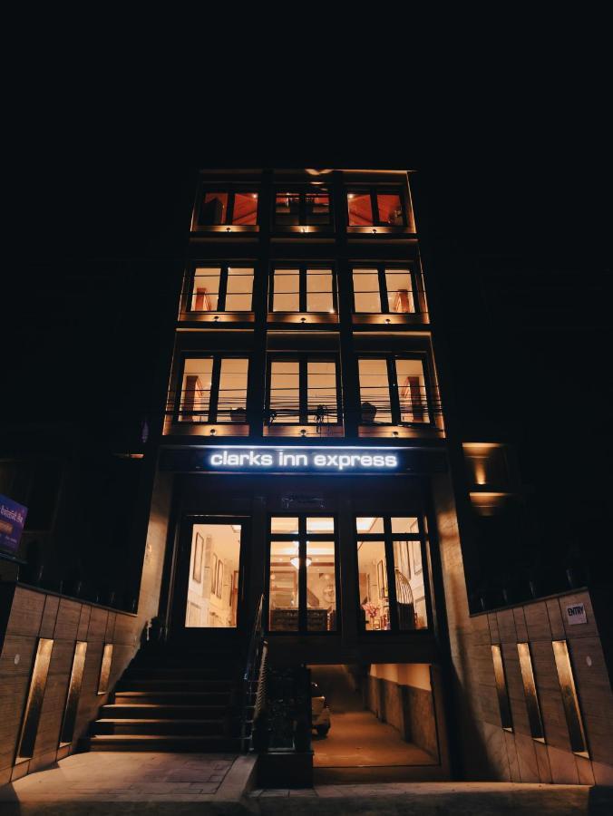 Clarks Inn Express, Dehradun Eksteriør billede